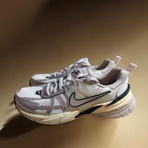 Nike V2K Run Sneaker in Summit White & Metallic Silver Size W10 M8.5
